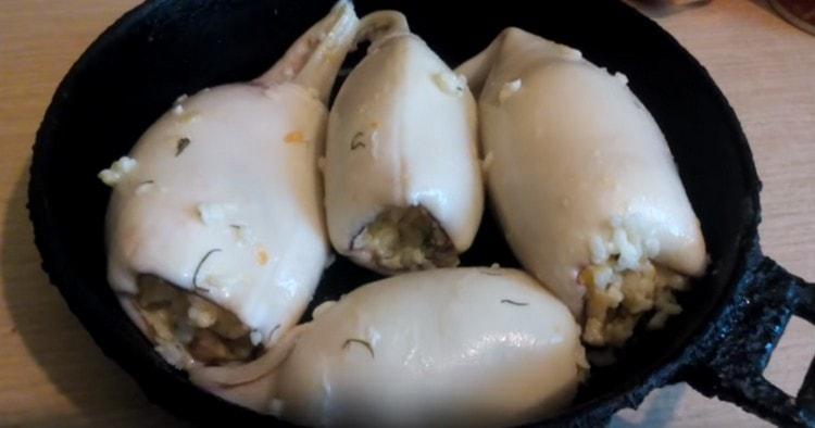 Wir starten die Tintenfischmasse und legen sie in eine Auflaufform.