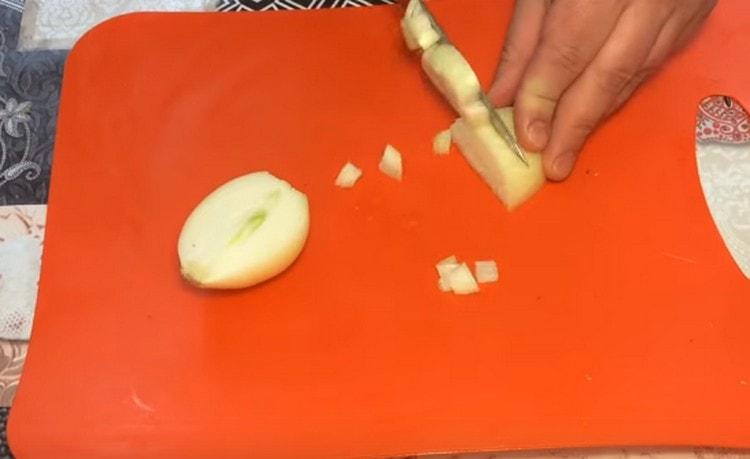 Zwiebel fein hacken.