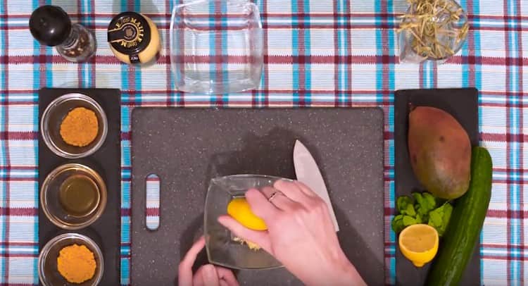 Pressez le jus d'un demi citron au gingembre.