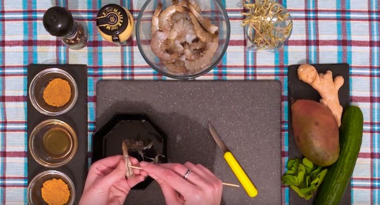 Pour commencer, nettoyez les crevettes.