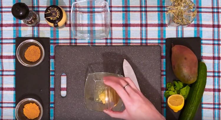 Ajouter le miel liquide.