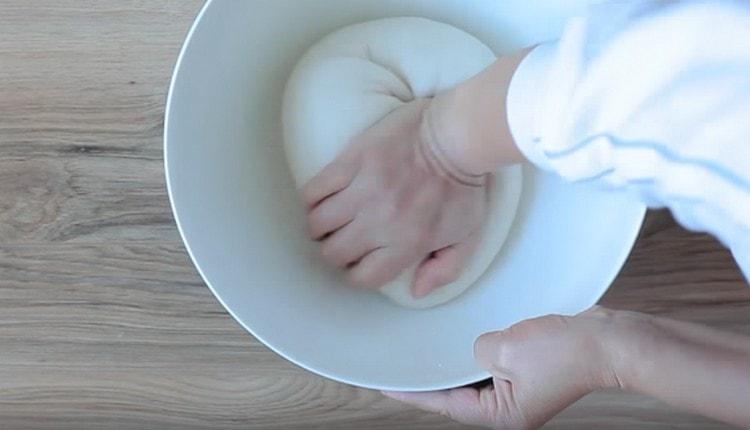 Nu måste du knåda degen igen i 2-3 minuter.