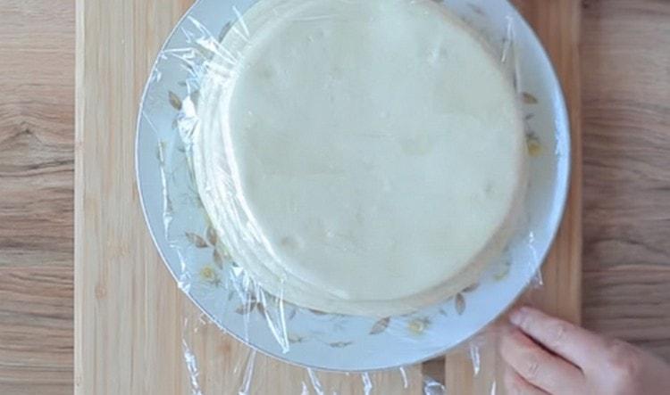 Vi lägger ämnena ovanpå varandra och täcker med fastfilm.