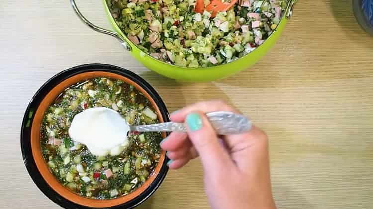 Класическа okroshka с наденица на квас според рецептата стъпка по стъпка е готова