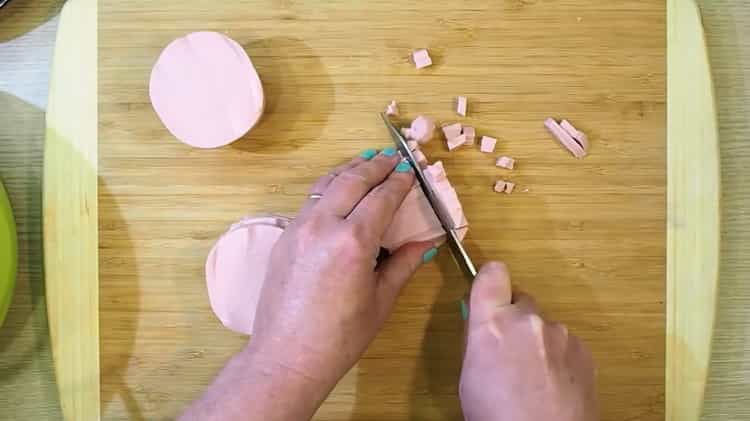 За да приготвите okroshka, подгответе съставките