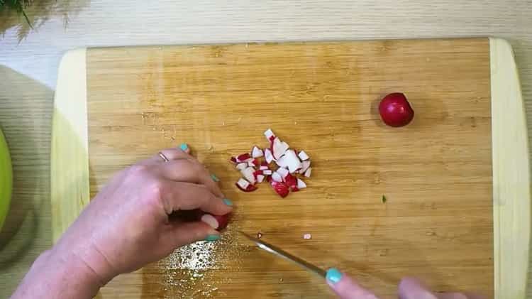 За да готвите okroshka, накълцайте ряпа