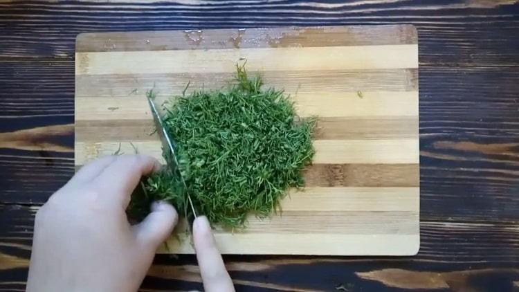 Per cuinar okroshka, trosseu els grells