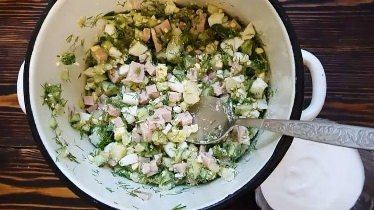 Per barrejar okroshka barregeu els ingredients