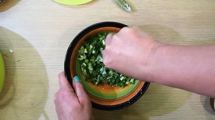 За да добавите okroshka, добавете сол