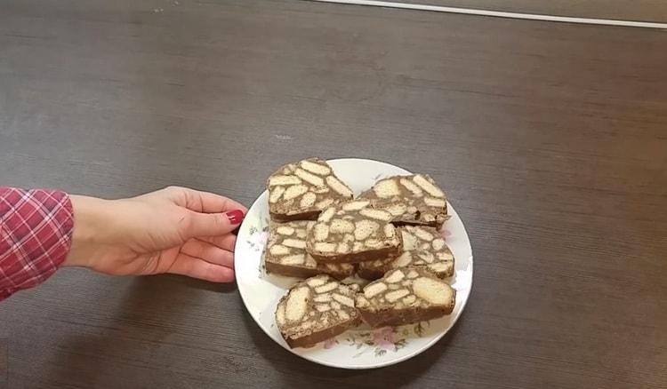 Vynikající klobása z cookies a kakaa je připravena.