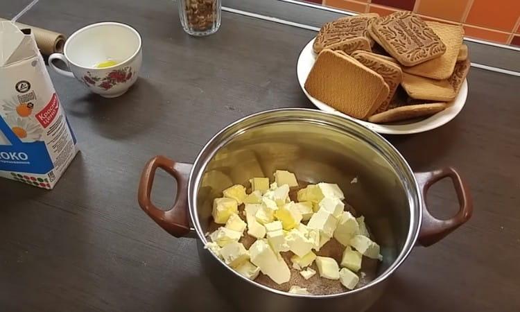 Přidáme máslo do cukru s kakaem.