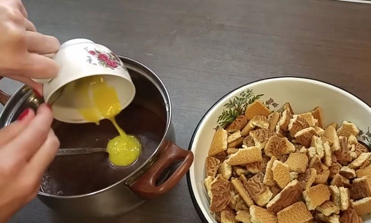 Přidejte ke žloutku jeden žloutek.