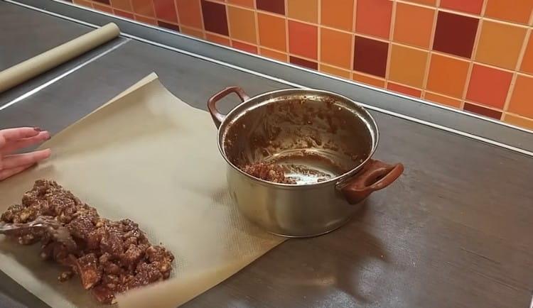 Na pergamen šíříme množství sušenek a kakaa.