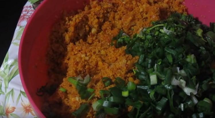 Fügen Sie der Linsenmasse Gemüse hinzu.