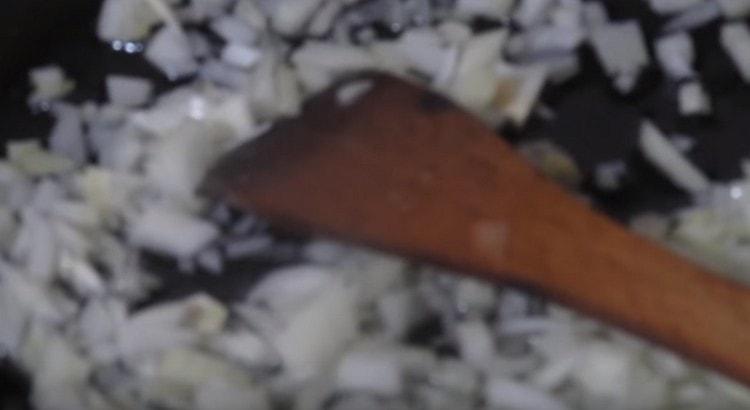 Gehackte Zwiebeln in einer Pfanne anbraten.