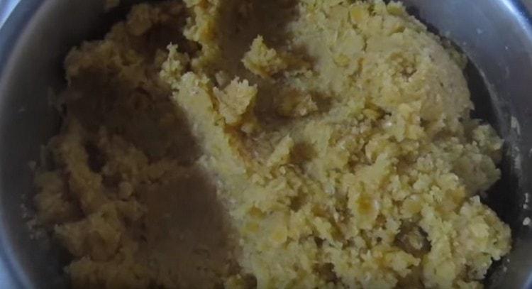 Fügen Sie Bulgur zu den Linsen hinzu und mischen Sie schnell.