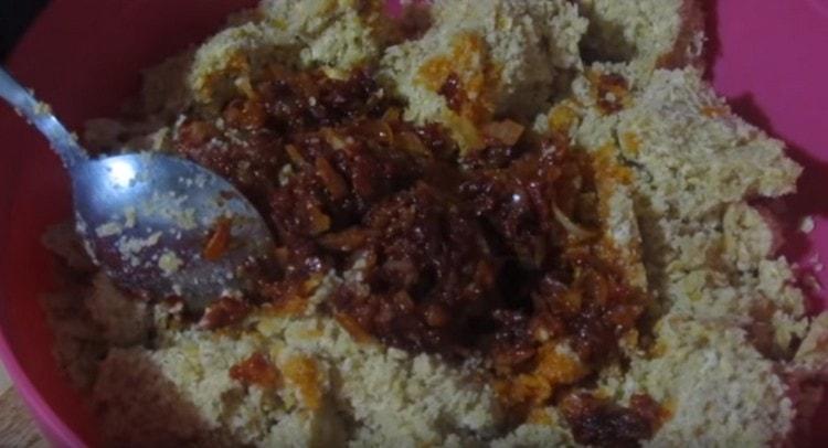 Fügen Sie die gebratenen Zwiebeln der Linsenmasse hinzu.