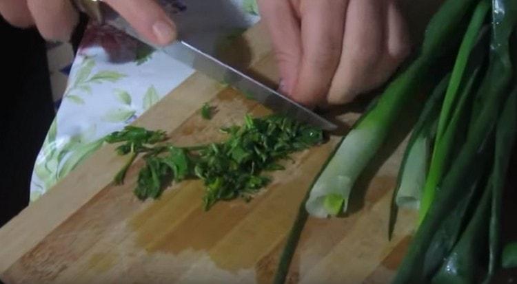 Mahlen Sie frische Kräuter.