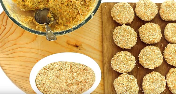 Vi danner koteletter, ruller dem i brødkrummer.