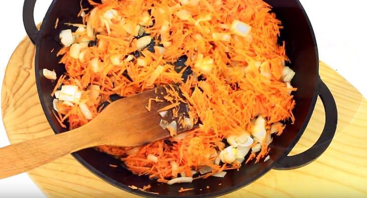 Vi passerer grøntsagerne, indtil de er bløde.