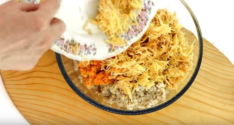 Vi blander kartofler og byg og grøntsager, der føres gennem en kødslibemaskine i en skål.