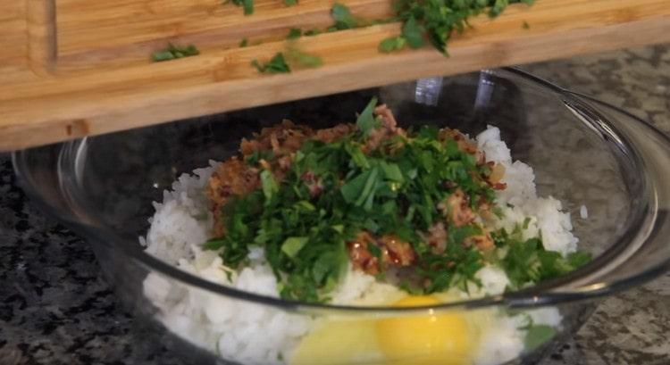 أضف الخضار المفروم.