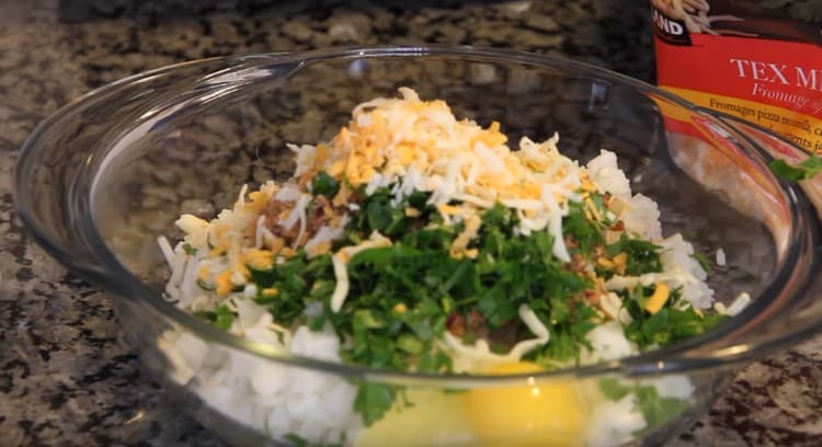 أضف الجبن المبشور.