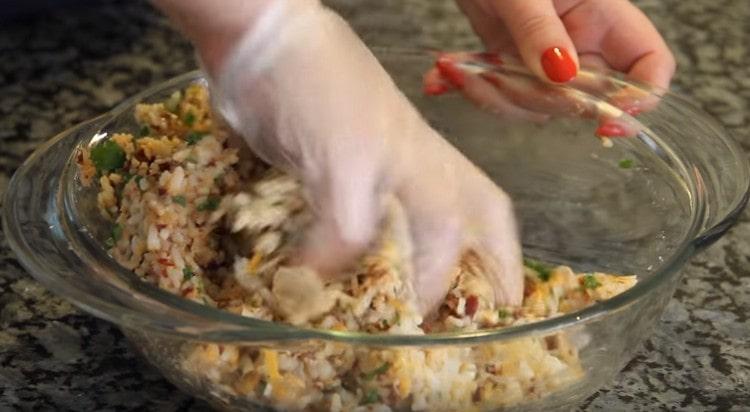 تحريك اللحم المفروم جيدا.