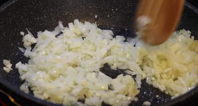 بصلة بالثوم ، تمر في مقلاة.