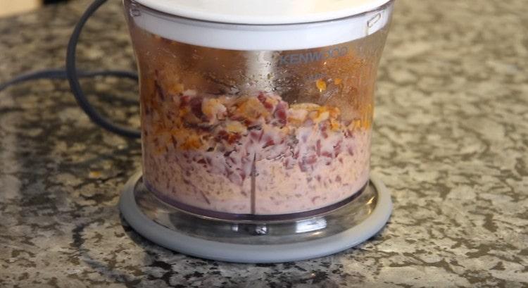 طحن الفاصوليا المعلبة أو المسلوقة مسبقا مع خلاط.