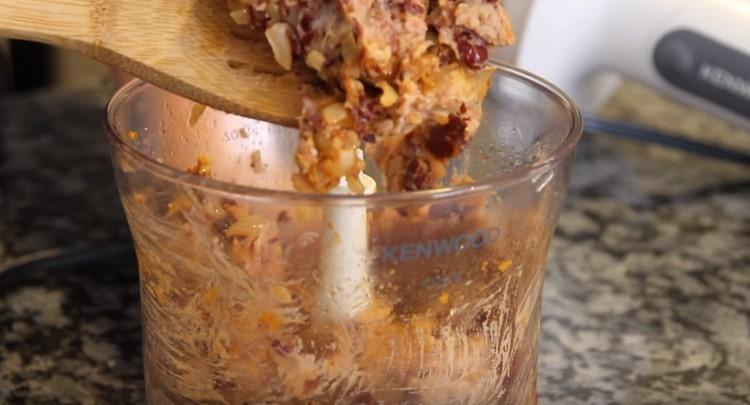 أضف الخضار المقلية إلى الفاصوليا ثم قاطعها مرة أخرى مع الخلاط.