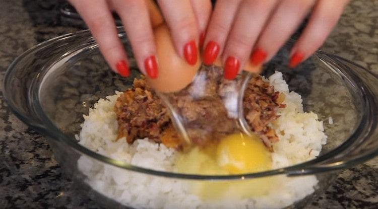 نحن نغلب البيض في اللحم المفروم.