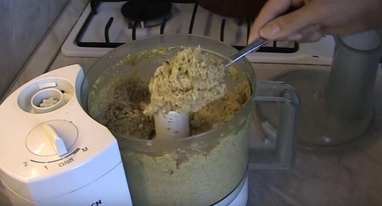 Grind ingredientele până la neted.