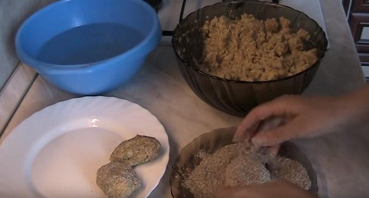 Formăm tăieturi și le punem în tărâțe.