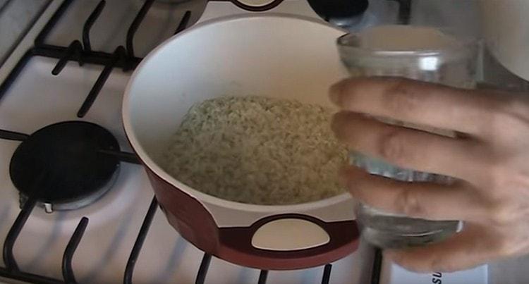 Adăugați sare, apă clocotită.