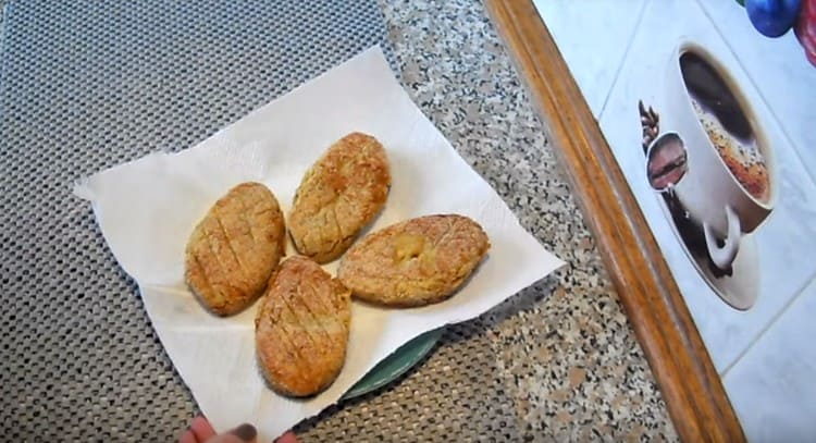 Punem tăieturi gata pe șervețele sau prosoape de hârtie pentru a scăpa de grăsime.