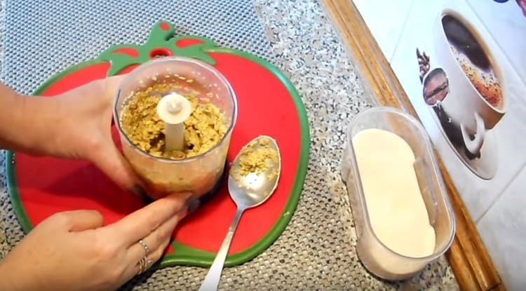 În primul rând, folosind un blender sau o mașină de tocat carne, măcinăm singură lintea.