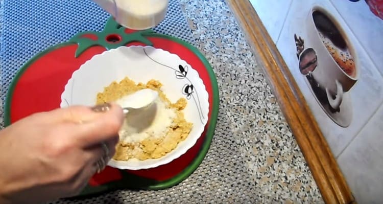 Adăugați semolina la masa de linte.