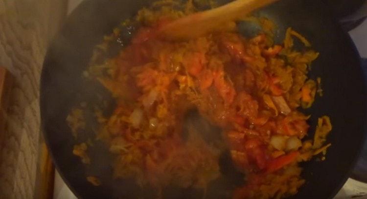 Ajouter la pâte de tomate.