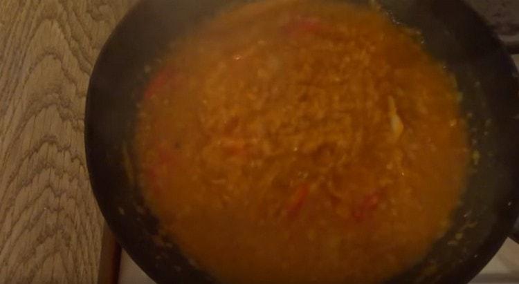 Transférer les lentilles cuites aux légumes et mélanger.