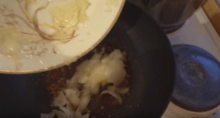 Ajouter l'oignon râpé.