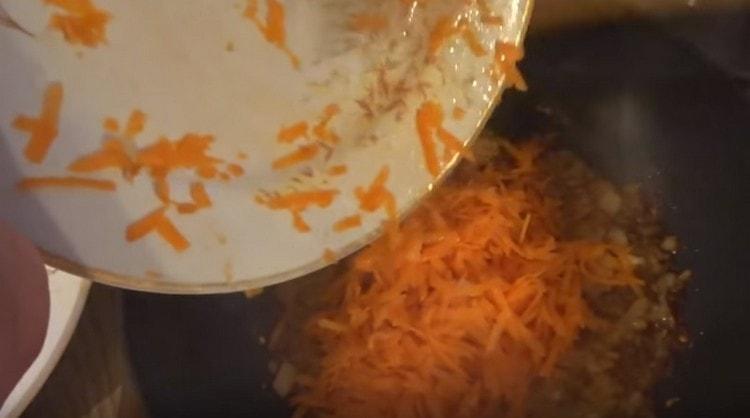 Ensuite, ajoutez les carottes.
