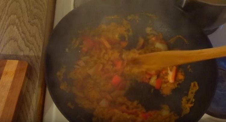 Ajoutez du poivron à la poêle.