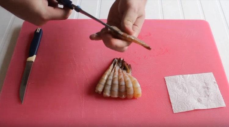 curățăm creveții de coajă și intestine.