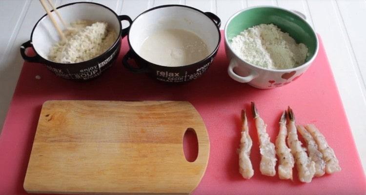 După bătut, rulați creveții în pesmet.