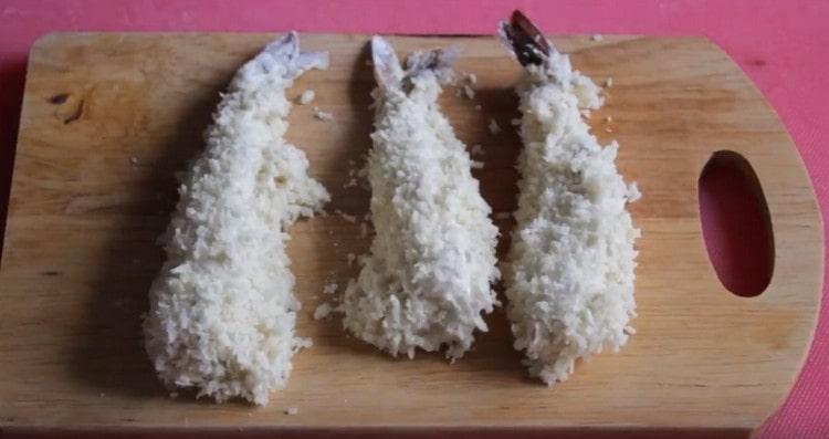 Puneți creveții pregătiți pe o farfurie sau pe o placă.