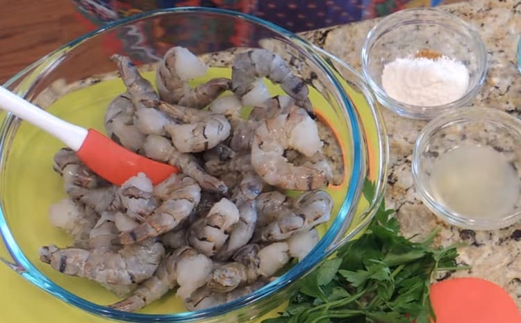 Първо почистете скаридите.