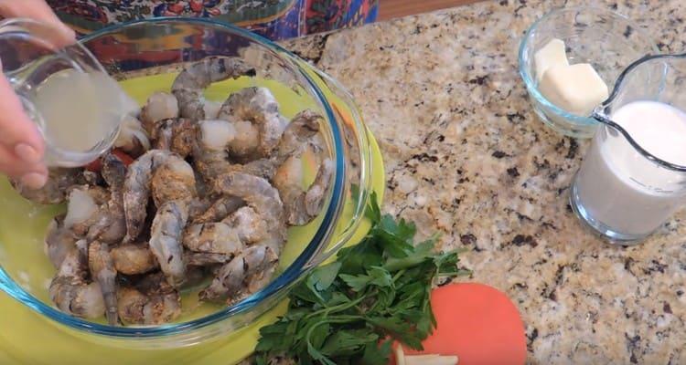 Добавете лимонов сок към скаридите.