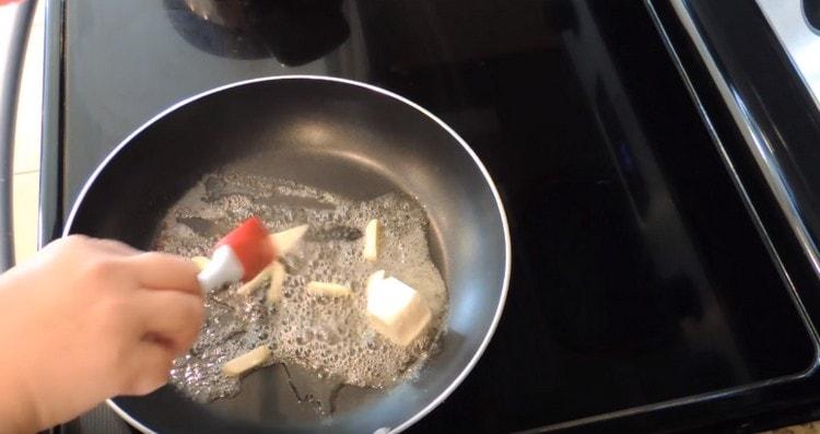 сложете нарязан чесън в олио.