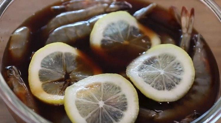 Ajoutez la moitié du citron coupé en rondelles.